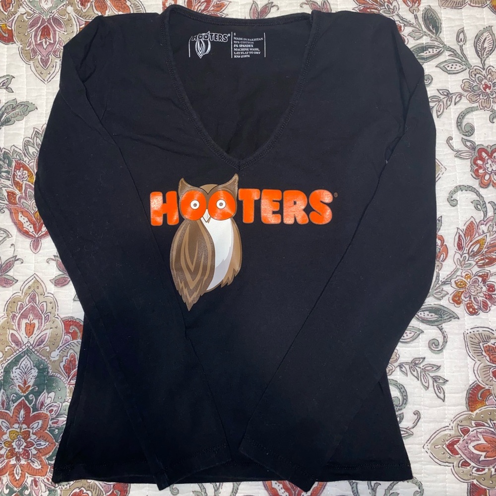 Hooters black long sleeve v neck size S.